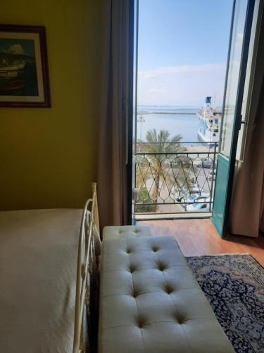 1 dormitorio con cama y vistas al océano en B&B Francesco, en Trapani