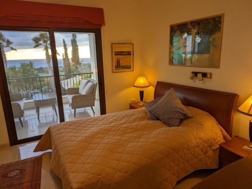 Un pat sau paturi într-o cameră la Villa Pontus - stunning views & privacy in beautiful garden with pool & hot tub