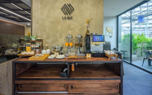 un magasin avec un comptoir où sont exposés des articles dans l'établissement Le Bis Hotel, à Chiang Mai