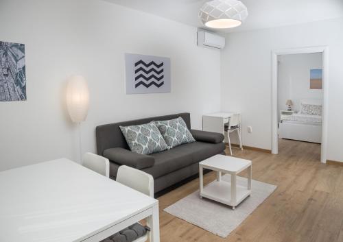 En eller flere senge i et værelse på Apartmani ORION - Kasiopeja