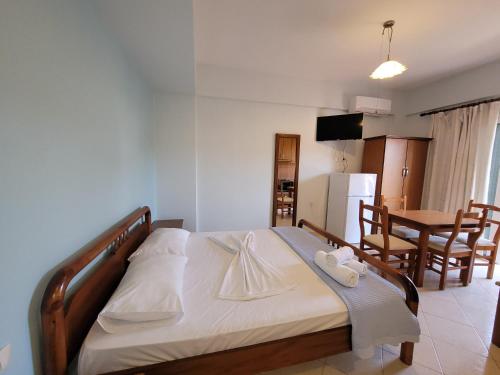 1 dormitorio con 1 cama con 2 toallas en Vila Mihasi, en Ksamil