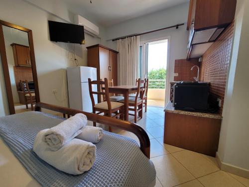 eine Küche und ein Wohnzimmer mit Handtüchern in der Unterkunft Vila Mihasi in Ksamil
