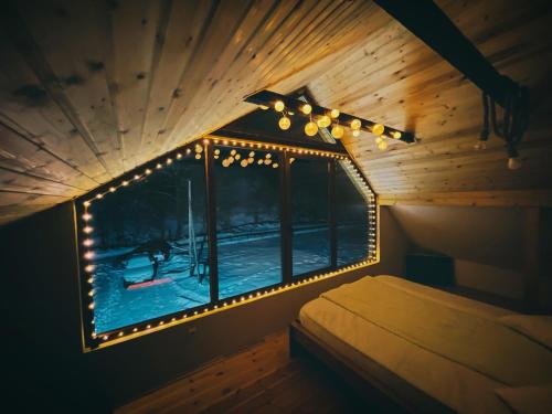 Avram Iancu的住宿－Casa Dolce Far Niente，客房设有带灯光和床的窗户。