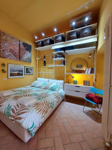 a bedroom with bunk beds and a yellow wall at Maison Mavù in the center with wifi fiber, 12 minutes on foot from the Umbria Jazz arena and 2 minutes from the free concerts in the square in Perugia