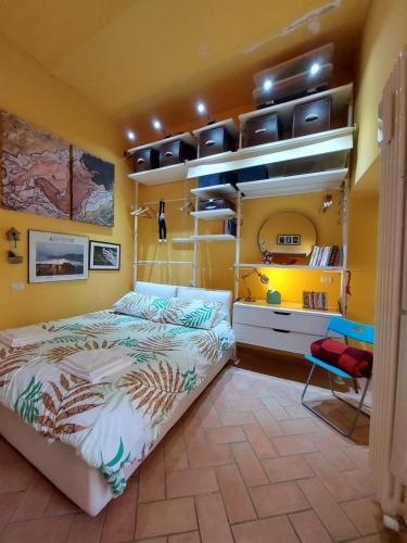 a bedroom with bunk beds and a yellow wall at Maison Mavù Perugia in Perugia