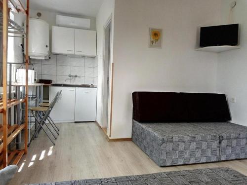 A kitchen or kitchenette at Kiad-lak apartmanok - SZÉP kártya elfogadó