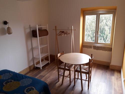 a room with a table and chairs and a window at Deux chambres chez l'habitant in Die