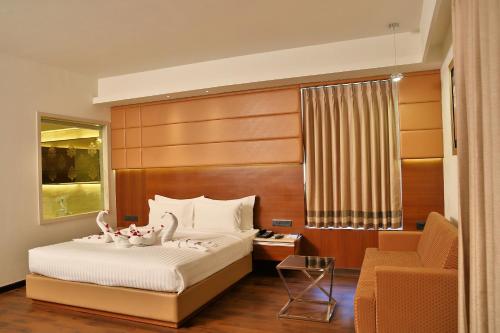 Tempat tidur dalam kamar di HOTEL G EXPRESS Formerly Known as TGB Express