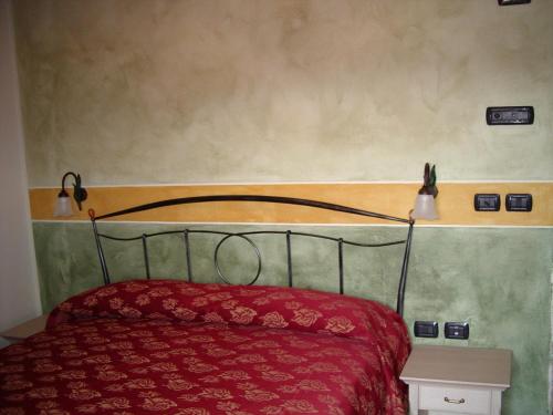 a bedroom with a bed and a lamp at Cà Del Ponte in Costermano