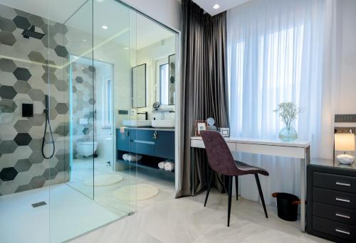 Luxury Villa Velvet Bourbon Split with pool, tennis court & spa