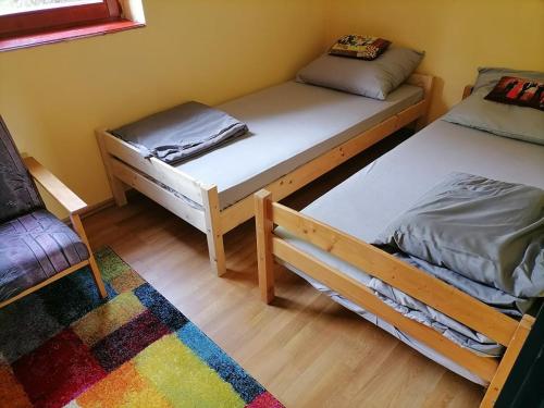 En eller flere senge i et værelse på Parádóhuta Apartman