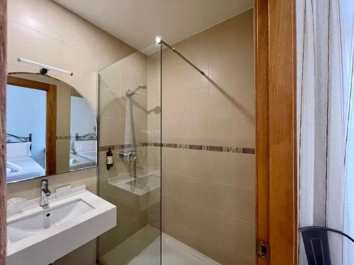 un baño con lavabo y ducha en Balcón Al Mar, en Valencia