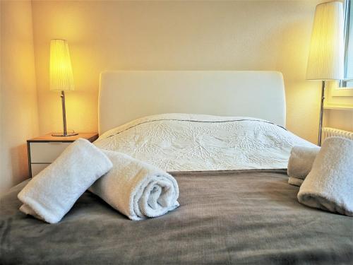sypialnia z łóżkiem z ręcznikami w obiekcie The 109 - Stunning new studios by the lake, close to city center of Lausanne w mieście Paudex