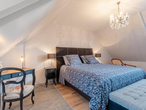 - une chambre avec un lit, une chaise et un lustre dans l'établissement Holiday Home Cottage du Hamel es Clos by Interhome, à Bretteville-sur-Ay