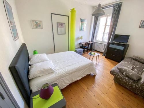 une chambre avec un lit, un canapé et une télévision dans l'établissement Apartment Le Continental by Interhome, à Saint-Malo