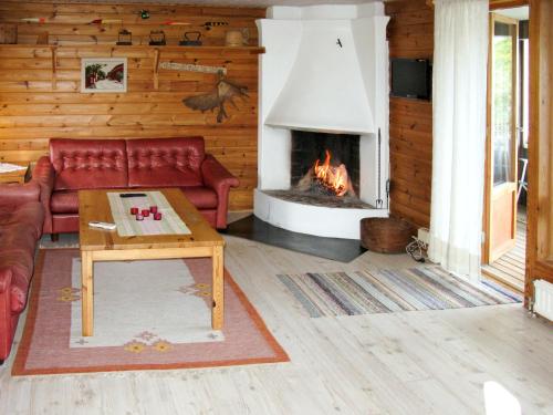 sala de estar con sofá y chimenea en Holiday Home Fågelkärr Sjöstugan - SND115 by Interhome, en Gränna