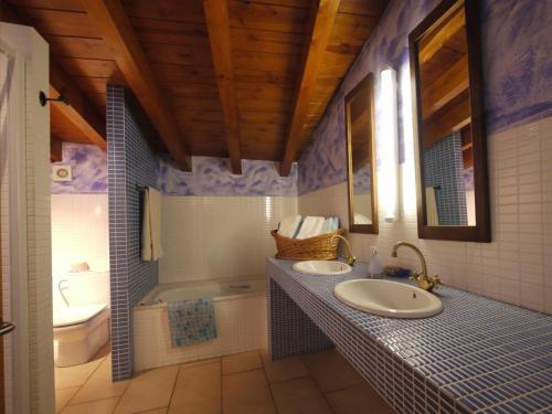 TraveseresにあるCal Mateuetのバスルーム(洗面台2台、バスタブ、トイレ付)