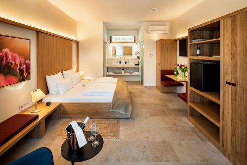 um quarto de hotel com uma cama e uma secretária em Flora auf Gut Guntrams em Schwarzau am Steinfelde