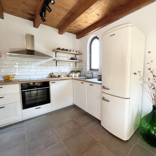 Dapur atau dapur kecil di Island House Osljak