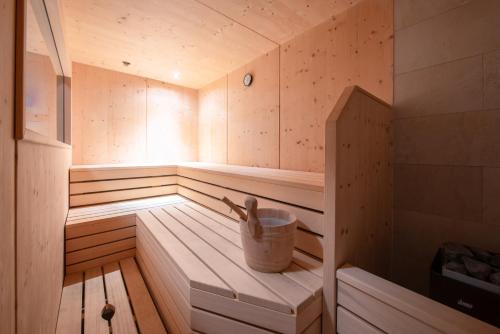 uma sauna de madeira com um balde no meio em STADTVILLA BELLE KITZ im Zentrum mit Sauna by Belle Stay em Kitzbühel