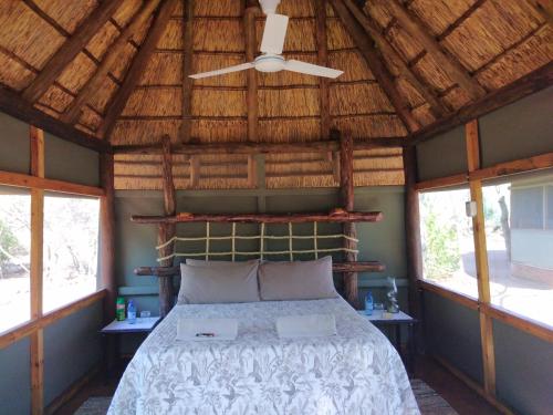 Vuode tai vuoteita majoituspaikassa Nthakeni Bush & River Camp