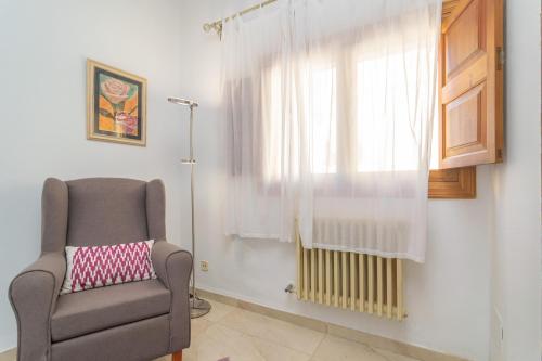a chair sitting in a room with a window at Unio 36 in Ariany