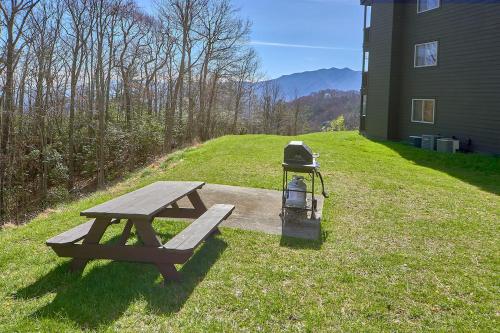 High Chalet, 2 Bedrooms, Sleeps 6, Amazing View, Pool Access, WiFi
