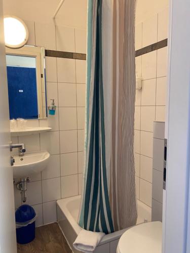 Koupelna v ubytování ALPHA Hotel Garni