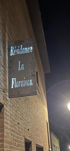 a sign on the side of a brick building at Résidence la floraison in Brussels