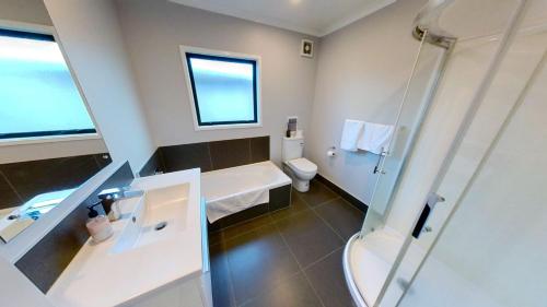 Koupelna v ubytování Full holiday home to yourself, up to 21 guests
