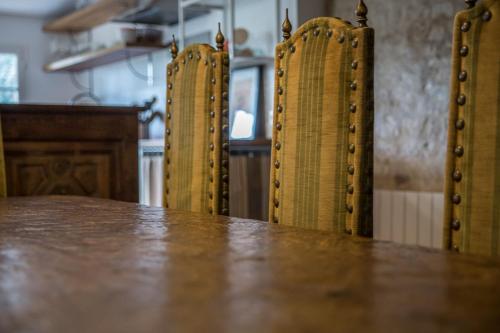 une rangée de chaises jaunes assises à côté d'une table dans l'établissement La Maison de Cassandre The Charm of Normandy, à Formigny