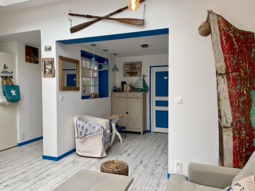uma sala de estar com paredes azuis e brancas em Petite maison de vacance très proches de la mer em Saint Malo