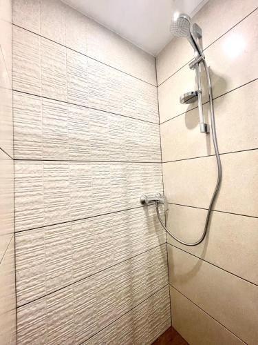 una ducha con cabezal de ducha en un baño en L'Arizona, en Saint-Étienne