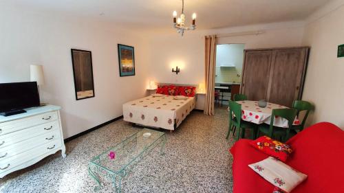 - une chambre avec un lit et une table dans l'établissement Studio 32 m² à Banyuls-sur-Mer avec terrasse agréable le jardin., à Banyuls-sur-Mer