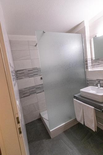 a bathroom with a shower and a sink at Hotel Garni Arcis in Gomaringen