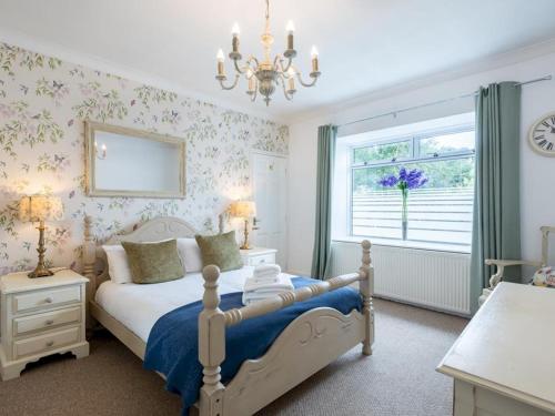 Pass the Keys Recently Refurbished Lovely 5 Bedroom House