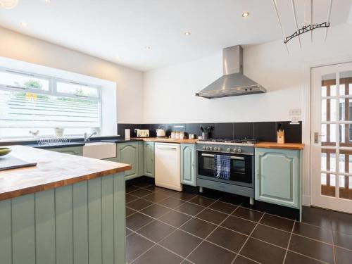 Pass the Keys Recently Refurbished Lovely 5 Bedroom House