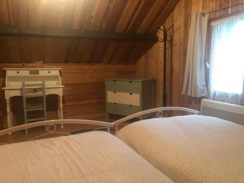 Cama o camas de una habitación en Maison d'hôtes Ourdeaux et Gite Chez Rouchon