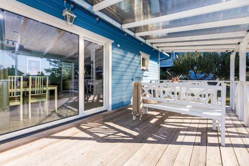 Jūra ošia, By Cohost