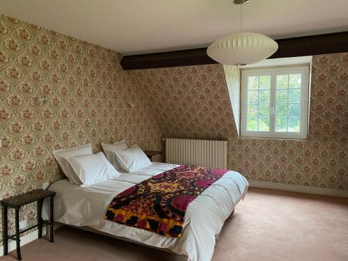 Un dormitorio con una cama y una ventana en Maison de campagne familiale sur la route des Châteaux, en Huisseau-sur-Mauves