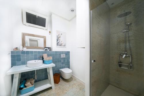 ein Badezimmer mit Dusche, Waschbecken und Toilette in der Unterkunft SANTANDER CENTRO in Santander