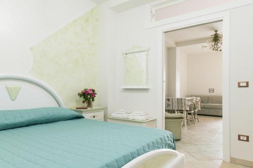 una camera con letto e piumone blu di Villa Ortensia a Ostuni
