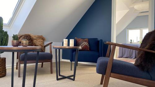 una camera con parete blu e tavolo e sedie di Villa Søholt - Silkeborg Bed and Breakfast a Silkeborg