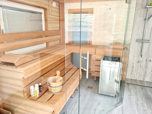 una sauna con paneles de madera y una pared de cristal en Kreischberg Deluxe with Finnish Sauna, en Sankt Lorenzen ob Murau