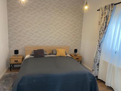 1 dormitorio con 1 cama grande y 2 mesitas de noche en Fressh House, en Sîncrăieni