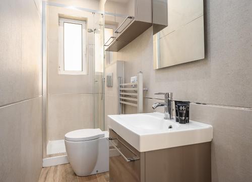 une salle de bain blanche avec un lavabo et des toilettes dans l'établissement Classbnb - 2 exclusive apartments in Monte Carlo, à Beausoleil