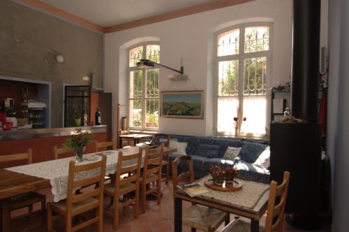 un soggiorno con tavolo e divano blu di Locanda Del Barbaresco ad Alba