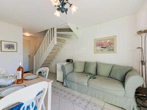 un salon avec un canapé et un escalier dans l'établissement Holiday Home La Belle Créole by Interhome, au Cap d'Agde