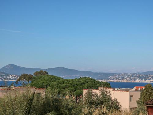 - une vue sur l'eau, les bâtiments et les arbres dans l'établissement Apartment Lou Niou by Interhome, à Saint-Tropez