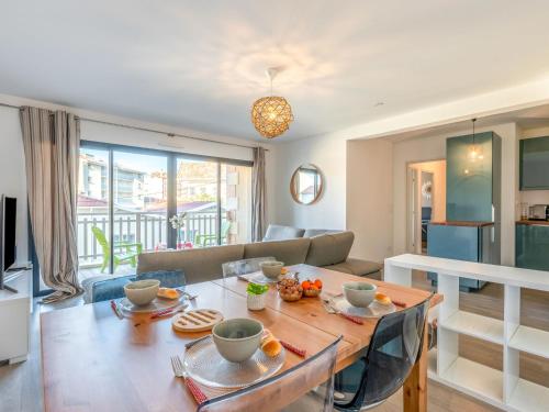- une salle à manger et un salon avec une table en bois dans l'établissement Apartment Les Lauriers by Interhome, à Lacanau-Océan